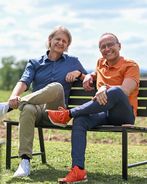 Foto: Steuerberater sitzen auf Parkbank